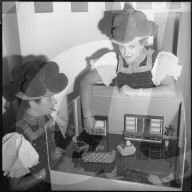 Radio- und Fernsehausstellung: Puppenstube mit Fernseher, 1957