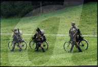 Soldaten mit neuem Militär-Fahrrad der Schweizer Armee, 1991