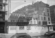 Genf; Häuserabbruch an der rue de Coutance, Plakatwand; 1960