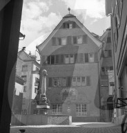 Chur: Zunfthaus Rebleuten, Pfisterplatz mit Brunnen; 1940