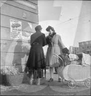 Strassenhändlerin in in selbstgemachten Überschuhen, München 1946