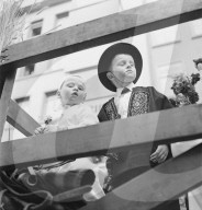 Kinder am Sechseläuten in Zürich, 1940