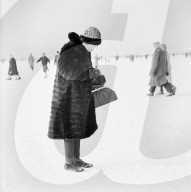 Seegfrörni Zürich 1963, Spaziergängerin