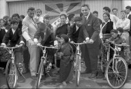 Ferdy Kübler überreicht 4 Velos an Tibeter Schulkindern, Oetwil 1965