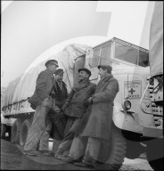 Das Rote Kreuz organisiert Warentransport für Kriegsgefangene, 1945