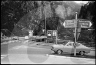 Auto bei Wegweiser Splügen, San Bernardino, Bellinzona und Tiefencastel, St.Moritz, 1970