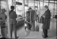 Passagiere bei Personenkontrolle, Flughafen Genf-Cointrin 1970