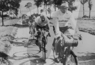 Fernfahrt Bordeaux-Paris 1953: Sieger Ferdi Kübler hinter Van Est