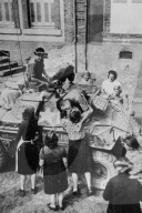 Gace, Normandie; Frauen begrüssen britische Soldaten; 1944; 1945