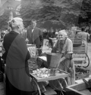 Zürich, Frau verkauft Gemüse auf Wochenmarkt