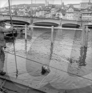 Zürich, Taucher in der Limmat; 1959