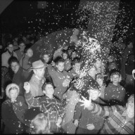 Menschenmenge an der Fasnacht, Zürich 1956