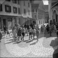 Mordprozess, Polizisten bringen Hans Vollenweider zum Kantonsgericht Obwalden, neugierige Kinder folgen ihnen; 1940
