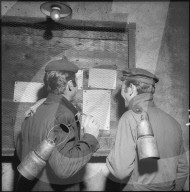 Bergwerk Grône, Arbeiter lesen Mitteilung am Anschlagbrett; 1957