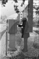Mann bedient Parkuhr 1969