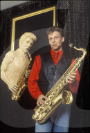 Stephan Schmidlin mit Skulptur und Saxophon 1993