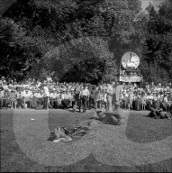 TdF 1951: Radrennfahrer beim Schlafen auf Wiese