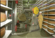 Angestellter mit Roboter in Käse Lagerhalle 1995