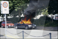 Brennendes Auto bei Demonstration, 1995