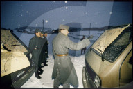 Unteroffiziere der Schweizer Armee (ZS 01) bei Einsatzplan-Besprechung 1985