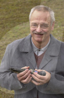 Professor Hans-Peter Lipp mit Taube
