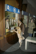 Hundeausbildner mit Blindenhund am Billettschalter 1982