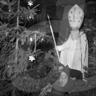 Nikolaus mit "Schmutzlis" in Arth, 1950