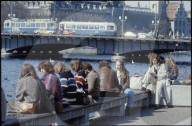 Menschen sitzen an der Züricher See-Promenade
