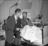 Ferdi Kübler nach Mandeloperation im Spital 1955