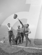 Soldaten beim Stein stossen