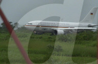 Eine Maschine der deutschen Bundeswehr wartet auf dem Flughafen von Bamako