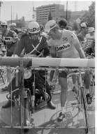 Tour de Suisse 1970: Feld vor geschlossenem Bahnübergang