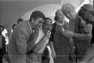Glacéparty am Bellevue, Passanten beim Glacé essen 1969