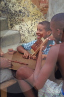 Kinder beim Domino-Spiel in Havanna
