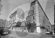Genf; Häuserabbruch an der rue de Coutance, Plakatwand; 1960