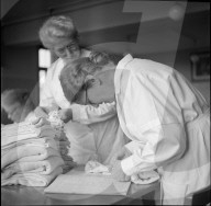 Frauen im Zweiten Weltkrieg; Frauen beim Nähen; 1939
