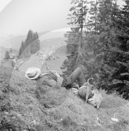 Schlafender Mann bei Volksfest im Emmental, 1948