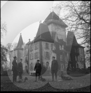 Polizisten bewachen Schloss Jegenstorf für den Besuch von Kaiser Haile Selassie, 1954
