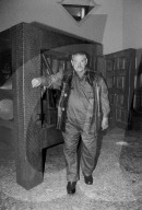 Bernhard Luginbühl vor Josef Boss-Skulptur 1996