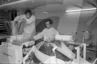 Biel; Bäcker bedienen Teigmaschine; 1970
