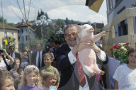 Hans Künzi mit Glücksschwein 1990