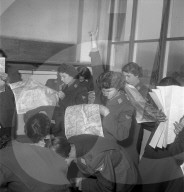 Soldatinnen üben Karten Lesen, Luzern 1950