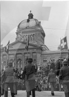 Feier zum Kriegsende, Soldaten bringen Fahnen zur Fahnenehrung;  1945