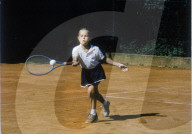 Martina Hingis ca. 1985 beim Tennisspielen