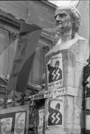 Büste mit SS-Runen während Studentenunruhen in Paris 1968