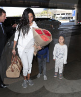 PEOPLE - Camilla Alves mit einem Rosenstrauss und den Kids am Flughafen