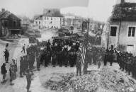 Trevières; Alliierte US-Soldaten hissen Sternenbanner, US-Fahne; 1944
