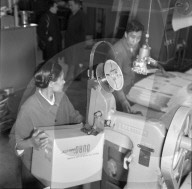Tibeter Flüchtlinge arbeiten in Pfannenfabrik, Rikon 1967