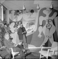 Otto Tschumi vor Wandbild, Oberzolldirektion Bern 1954