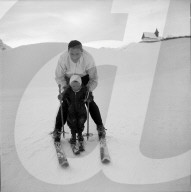 Ferdi Kübler mit Sohn beim Skifahren in Arosa 1951